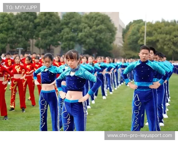 体操男团队服撞色，被网友称“最潮队伍”